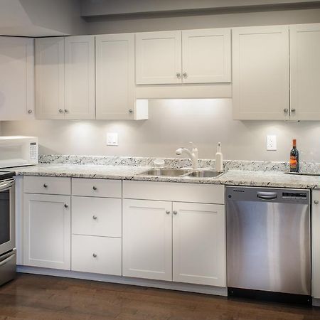 Moncton Suites - Apartments Across Georges Dumont Екстер'єр фото