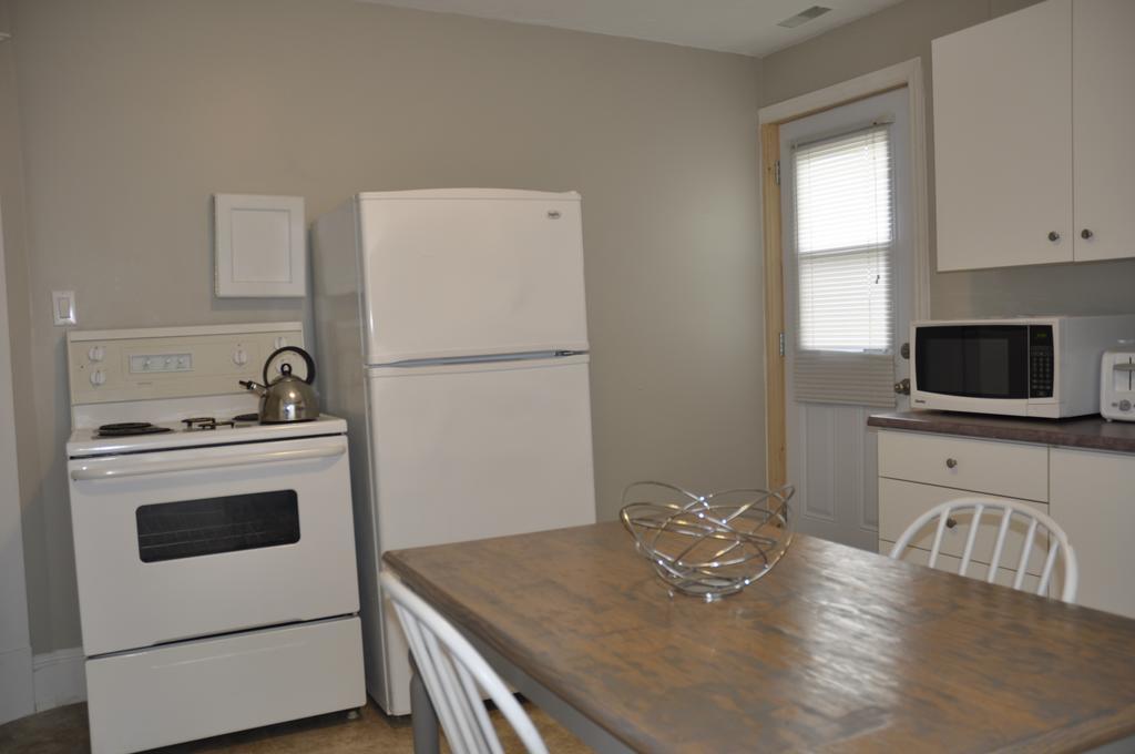 Moncton Suites - Apartments Across Georges Dumont Екстер'єр фото
