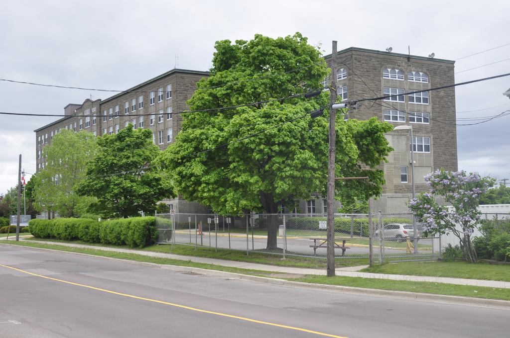 Moncton Suites - Apartments Across Georges Dumont Екстер'єр фото