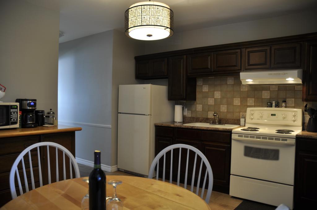 Moncton Suites - Apartments Across Georges Dumont Екстер'єр фото
