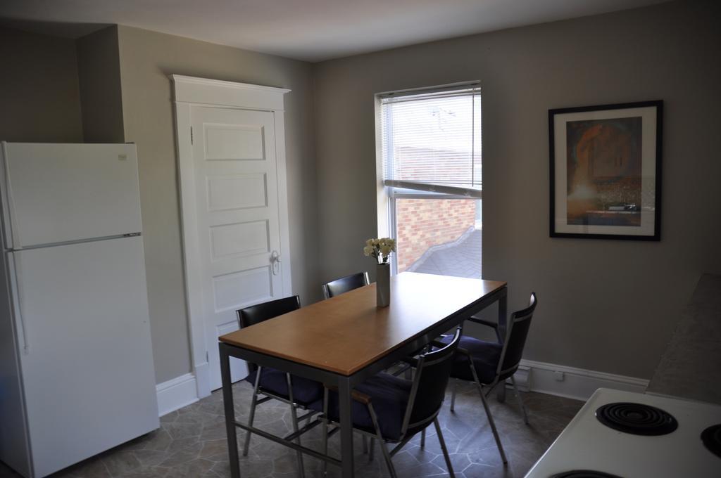 Moncton Suites - Apartments Across Georges Dumont Екстер'єр фото