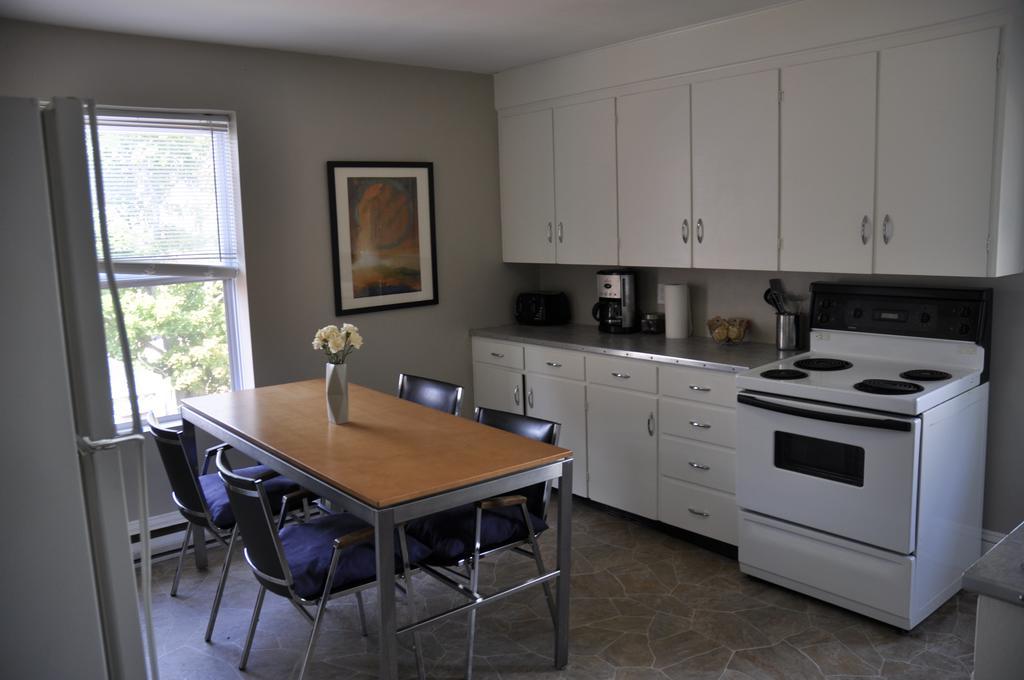 Moncton Suites - Apartments Across Georges Dumont Екстер'єр фото