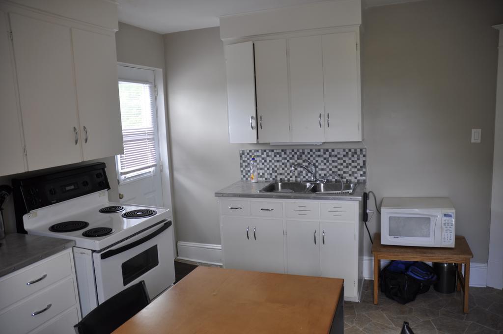 Moncton Suites - Apartments Across Georges Dumont Екстер'єр фото