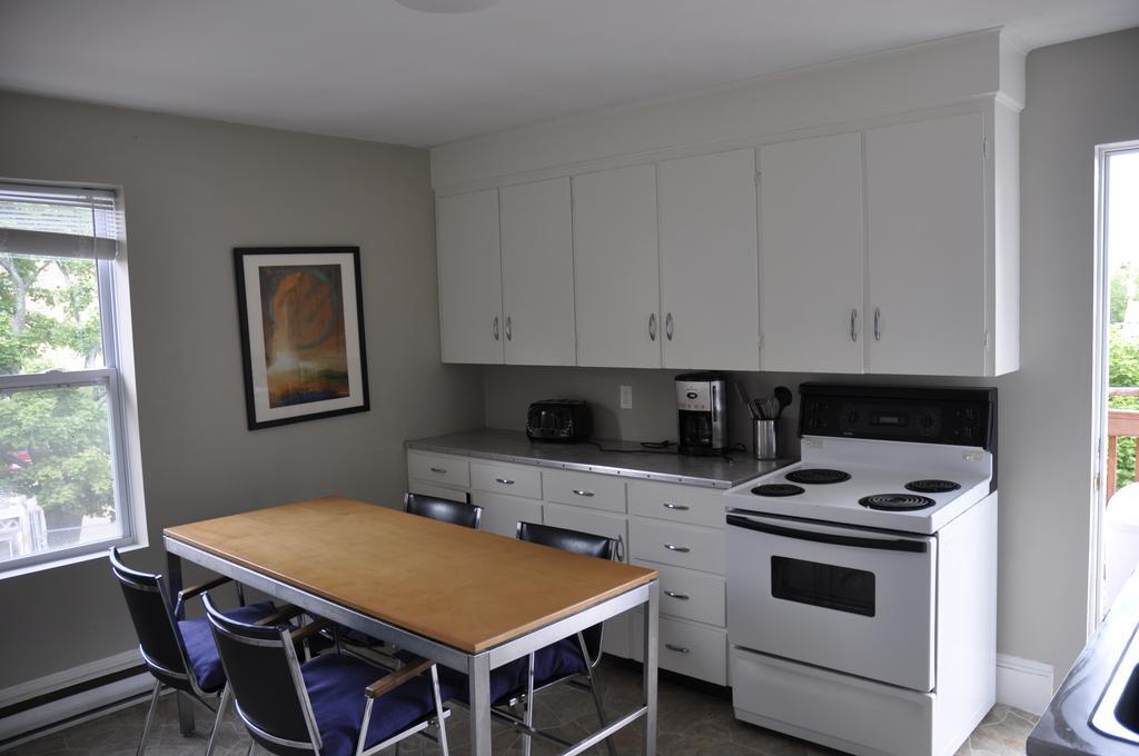 Moncton Suites - Apartments Across Georges Dumont Екстер'єр фото