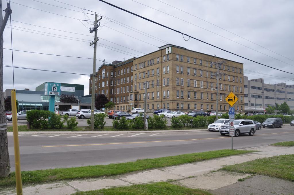 Moncton Suites - Apartments Across Georges Dumont Екстер'єр фото