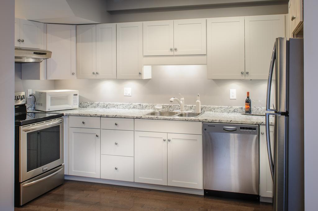 Moncton Suites - Apartments Across Georges Dumont Екстер'єр фото