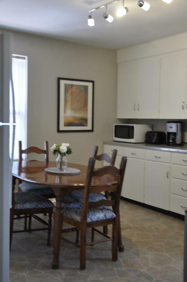 Moncton Suites - Apartments Across Georges Dumont Екстер'єр фото