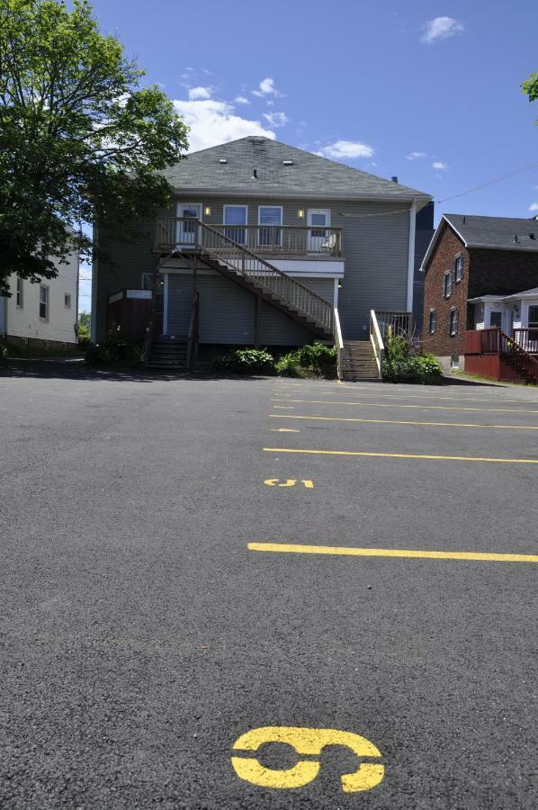 Moncton Suites - Apartments Across Georges Dumont Екстер'єр фото